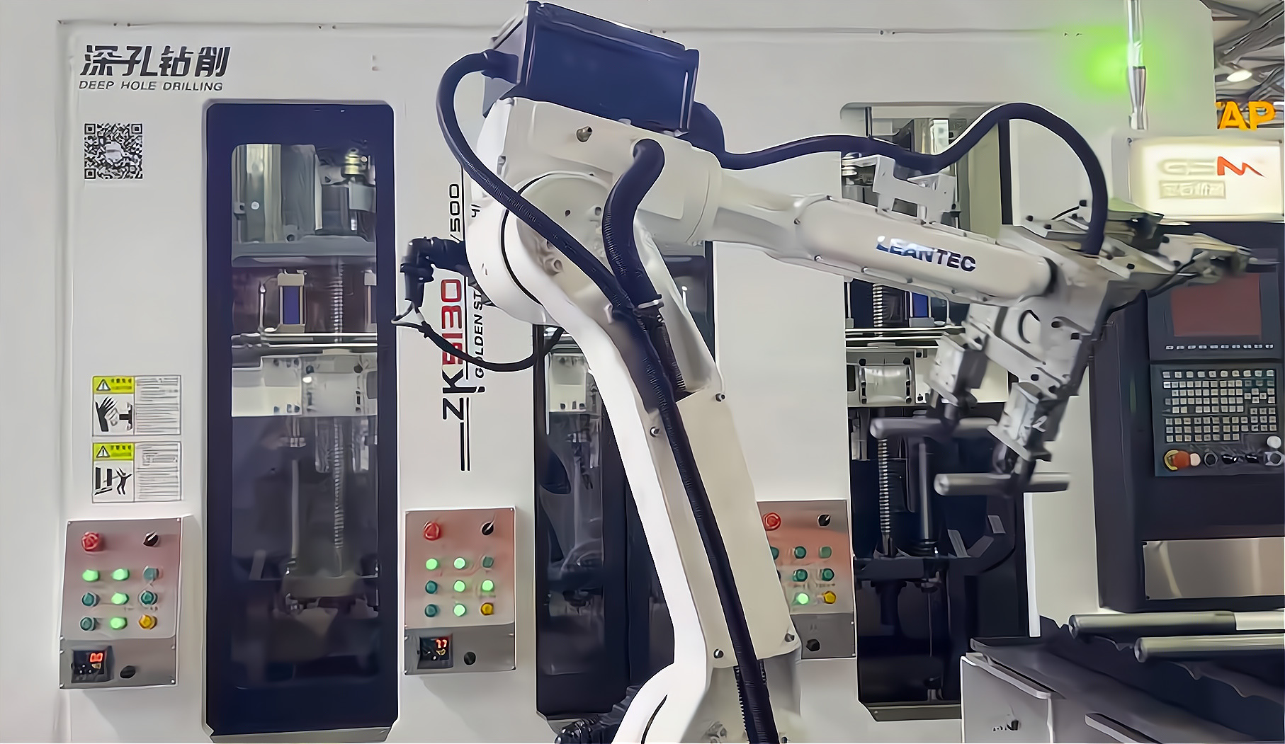 ZK5120×6/500 倒立六軸深孔鉆床配置六軸機(jī)器人，加工新能源電機(jī)軸單機(jī)自動(dòng)化